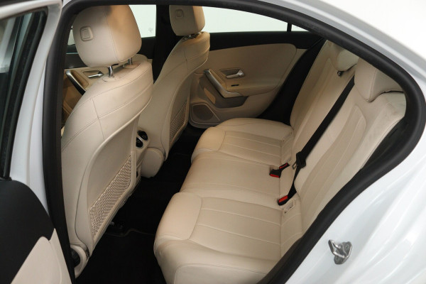 Mercedes-Benz A-Klasse 180 Business Solution Luxury (SFEERVERLICHTING, STOELVERWARMING, 1e EIGENAAR, ACHTERUITRIJ