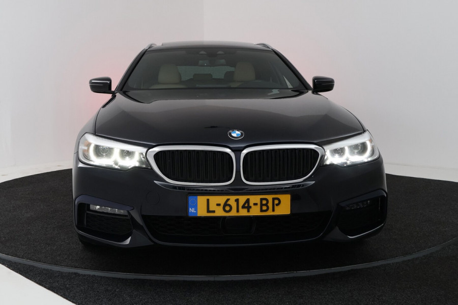BMW 5 Serie Touring 540i xDrive High Executive (PANORAMADAK, ADAPTIEVE CRUISE, SFEERVERLICHTING, DEALER ONDERH