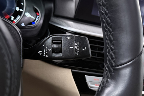 BMW 5 Serie Touring 540i xDrive High Executive (PANORAMADAK, ADAPTIEVE CRUISE, SFEERVERLICHTING, DEALER ONDERH