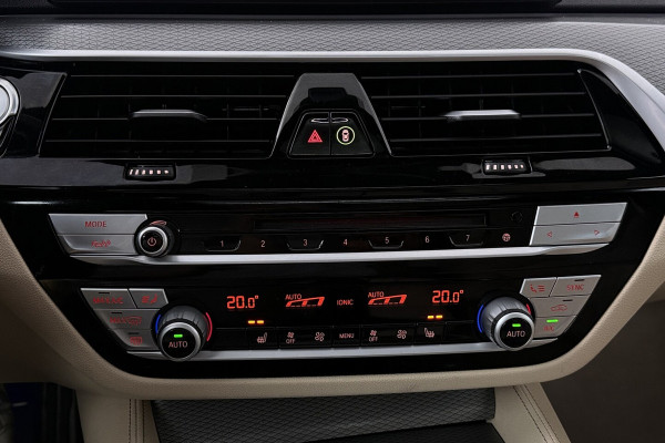 BMW 5 Serie Touring 540i xDrive High Executive (PANORAMADAK, ADAPTIEVE CRUISE, SFEERVERLICHTING, DEALER ONDERH