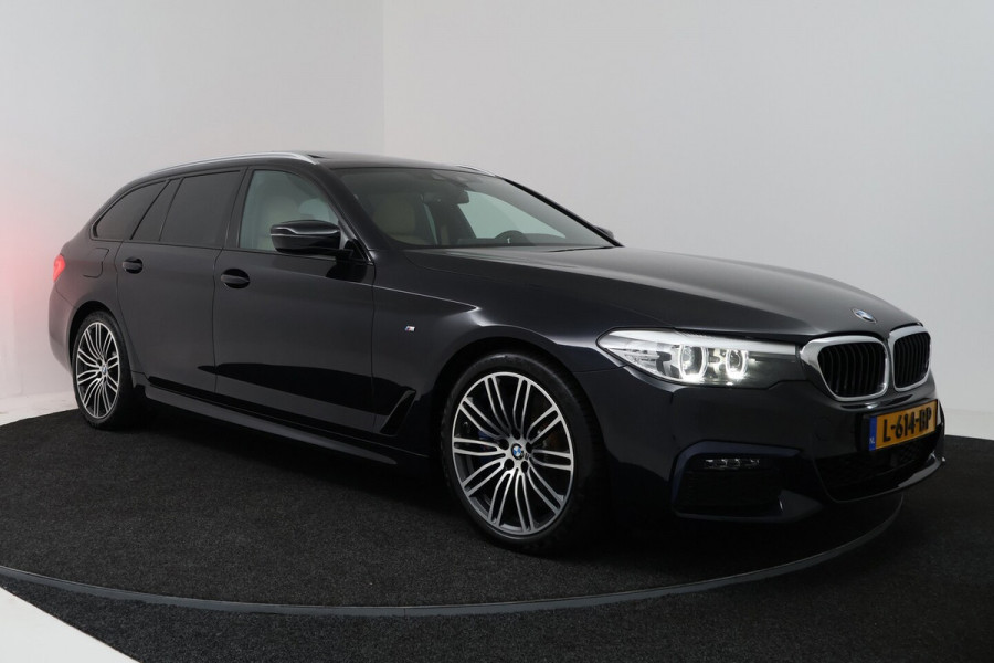 BMW 5 Serie Touring 540i xDrive High Executive (PANORAMADAK, ADAPTIEVE CRUISE, SFEERVERLICHTING, DEALER ONDERH