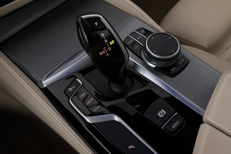 BMW 5 Serie Touring 540i xDrive High Executive (PANORAMADAK, ADAPTIEVE CRUISE, SFEERVERLICHTING, DEALER ONDERH