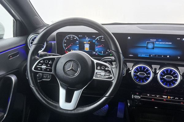 Mercedes-Benz A-Klasse 220 Advantage (SFEERVERLICHTING, NAVIGATIE, CAMERA, STOELVERWARMING, LEDER)