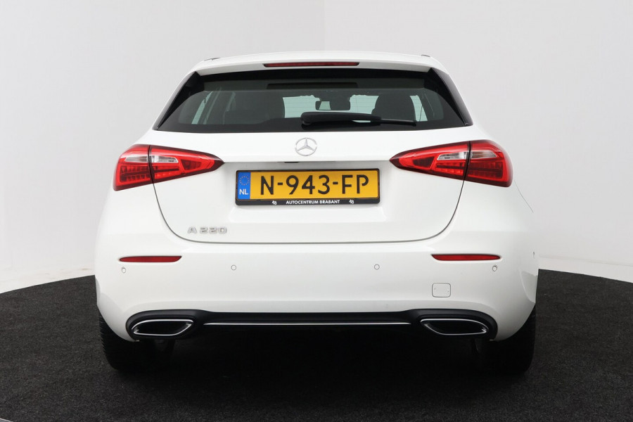 Mercedes-Benz A-Klasse 220 Advantage (SFEERVERLICHTING, NAVIGATIE, CAMERA, STOELVERWARMING, LEDER)