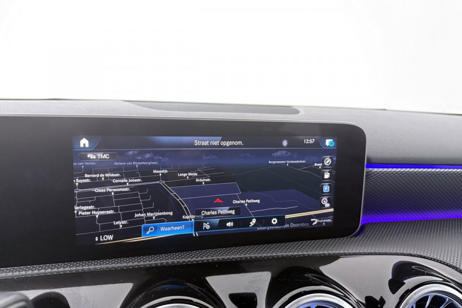 Mercedes-Benz A-Klasse 220 Advantage (SFEERVERLICHTING, NAVIGATIE, CAMERA, STOELVERWARMING, LEDER)