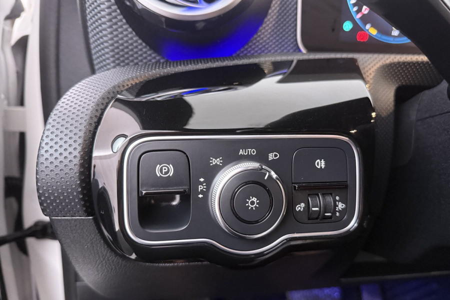 Mercedes-Benz A-Klasse 220 Advantage (SFEERVERLICHTING, NAVIGATIE, CAMERA, STOELVERWARMING, LEDER)