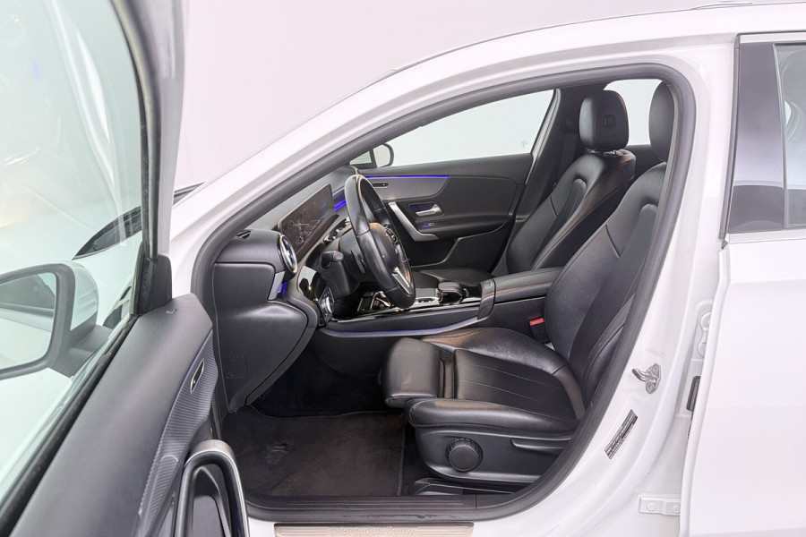 Mercedes-Benz A-Klasse 220 Advantage (SFEERVERLICHTING, NAVIGATIE, CAMERA, STOELVERWARMING, LEDER)