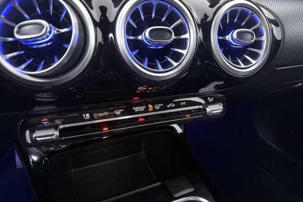 Mercedes-Benz A-Klasse 220 Advantage (SFEERVERLICHTING, NAVIGATIE, CAMERA, STOELVERWARMING, LEDER)