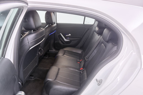 Mercedes-Benz A-Klasse 220 Advantage (SFEERVERLICHTING, NAVIGATIE, CAMERA, STOELVERWARMING, LEDER)