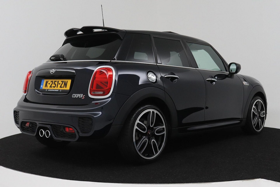 MINI Cooper S 2.0 Chili JCW Pakket (PANORAMADAK, DEALER ONDERHOUDEN, HEAD-UP, CARPLAY, NAVIGATIE, STOELV