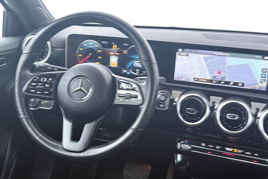 Mercedes-Benz A-Klasse 200 Business Solution Plus Upgrade (CAMERA, STOELVERWARMING, NAVIGATIE, PARKEERSENSOREN)