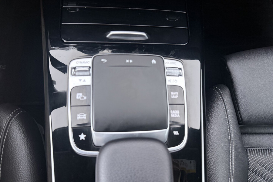 Mercedes-Benz A-Klasse 200 Business Solution Plus Upgrade (CAMERA, STOELVERWARMING, NAVIGATIE, PARKEERSENSOREN)