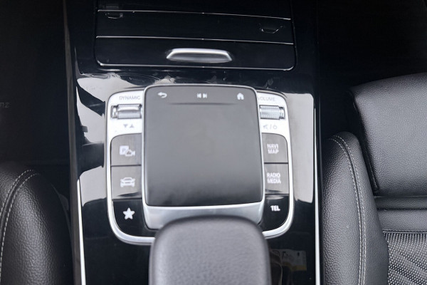 Mercedes-Benz A-Klasse 200 Business Solution Plus Upgrade (CAMERA, STOELVERWARMING, NAVIGATIE, PARKEERSENSOREN)