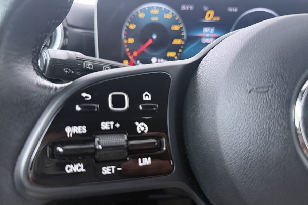 Mercedes-Benz A-Klasse 200 Business Solution Plus Upgrade (CAMERA, STOELVERWARMING, NAVIGATIE, PARKEERSENSOREN)