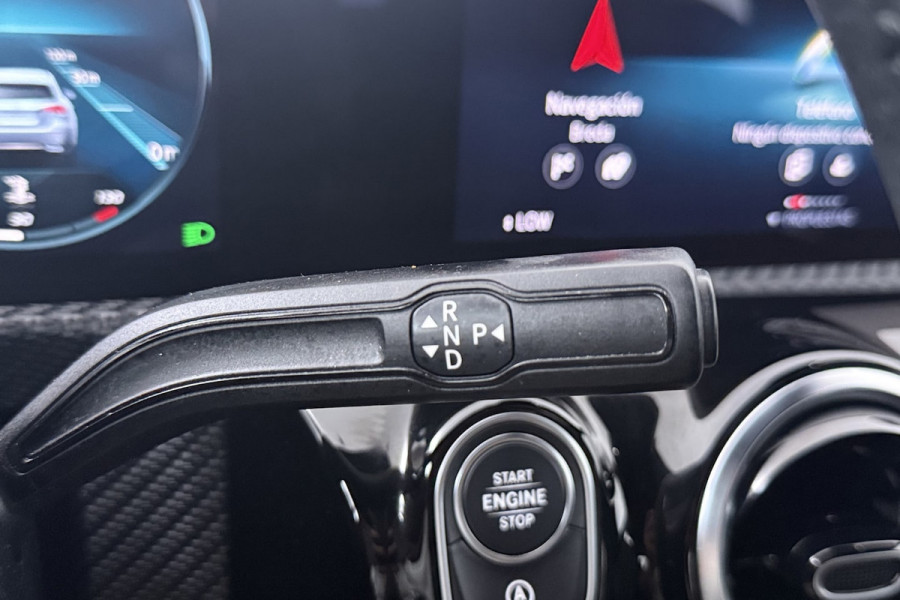 Mercedes-Benz A-Klasse 200 Business Solution Plus Upgrade (CAMERA, STOELVERWARMING, NAVIGATIE, PARKEERSENSOREN)