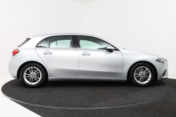 Mercedes-Benz A-Klasse 200 Business Solution Plus Upgrade (CAMERA, STOELVERWARMING, NAVIGATIE, PARKEERSENSOREN)