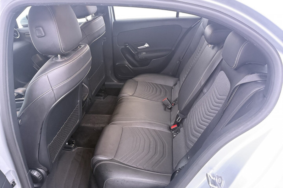 Mercedes-Benz A-Klasse 200 Business Solution Plus Upgrade (CAMERA, STOELVERWARMING, NAVIGATIE, PARKEERSENSOREN)