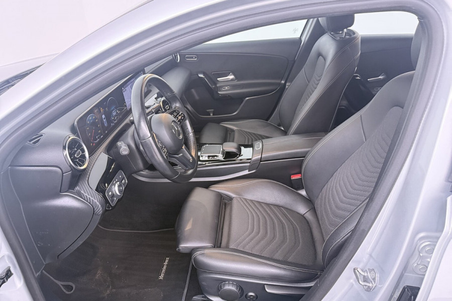 Mercedes-Benz A-Klasse 200 Business Solution Plus Upgrade (CAMERA, STOELVERWARMING, NAVIGATIE, PARKEERSENSOREN)