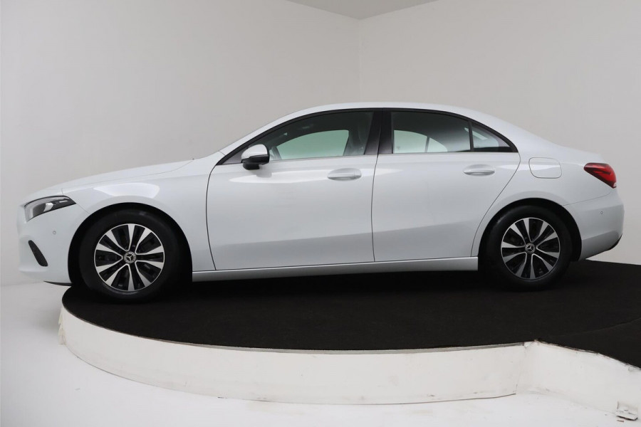 Mercedes-Benz A-Klasse 180 Business Solution (NAVIGATIE, CAMERA, STOELVERWARMING, CRUISE, PDC, NL-AUTO, GOED ONDE