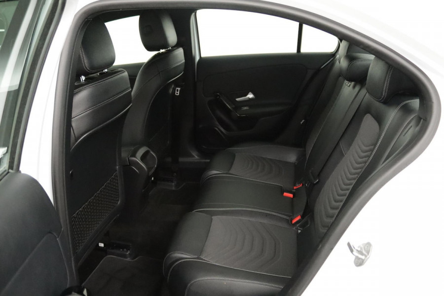 Mercedes-Benz A-Klasse 180 Business Solution (NAVIGATIE, CAMERA, STOELVERWARMING, CRUISE, PDC, NL-AUTO, GOED ONDE
