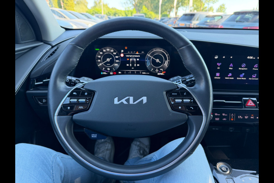 Kia Niro EV DynamicPlusLine 64.8 kWh / SoH 98,2% / Trekhaak / Schuifdak / Leder / Keyless / Harman Kardon / 17'' / Stoel+Stuurverwarming / Dodehoek / DAB / ACC
