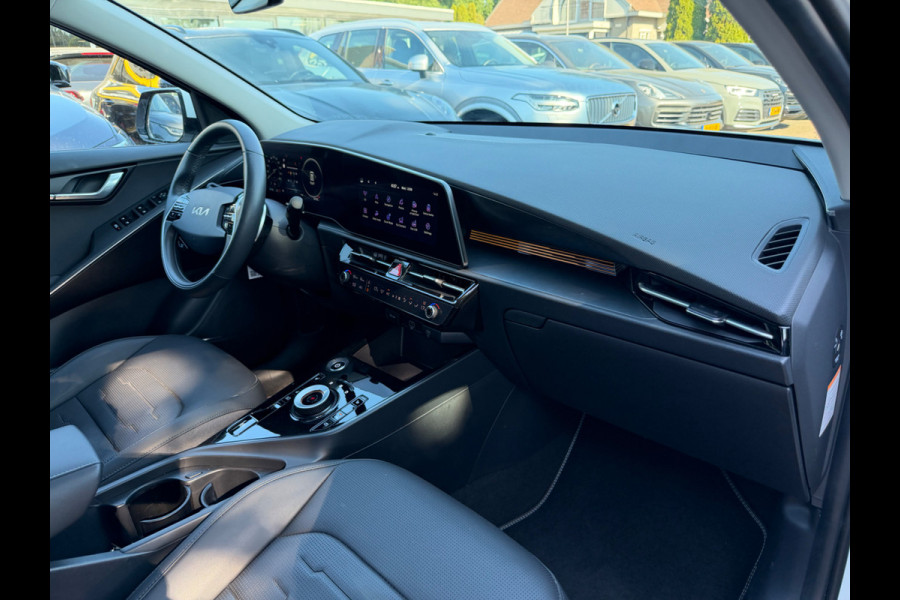 Kia Niro EV DynamicPlusLine 64.8 kWh / SoH 98,2% / Trekhaak / Schuifdak / Leder / Keyless / Harman Kardon / 17'' / Stoel+Stuurverwarming / Dodehoek / DAB / ACC