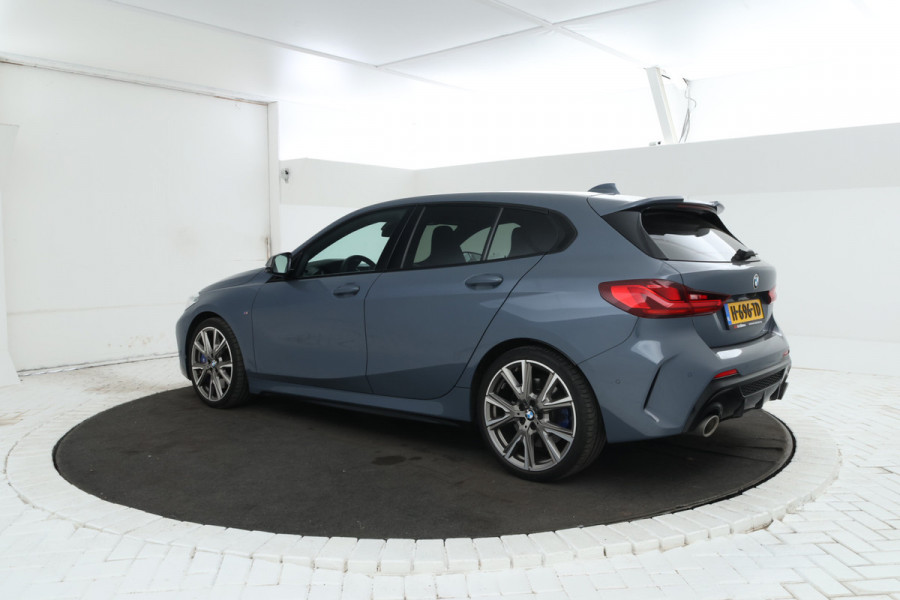BMW 1-serie M135i xDrive High Executive Edition Head Up Display, Automaat, Panorama Dak!