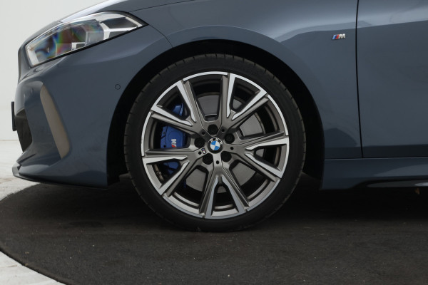 BMW 1-serie M135i xDrive High Executive Edition Head Up Display, Automaat, Panorama Dak!