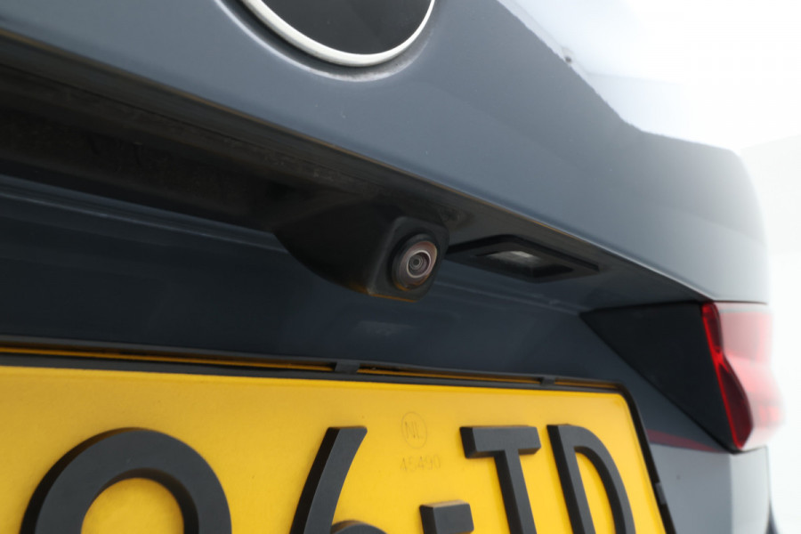BMW 1-serie M135i xDrive High Executive Edition Head Up Display, Automaat, Panorama Dak!
