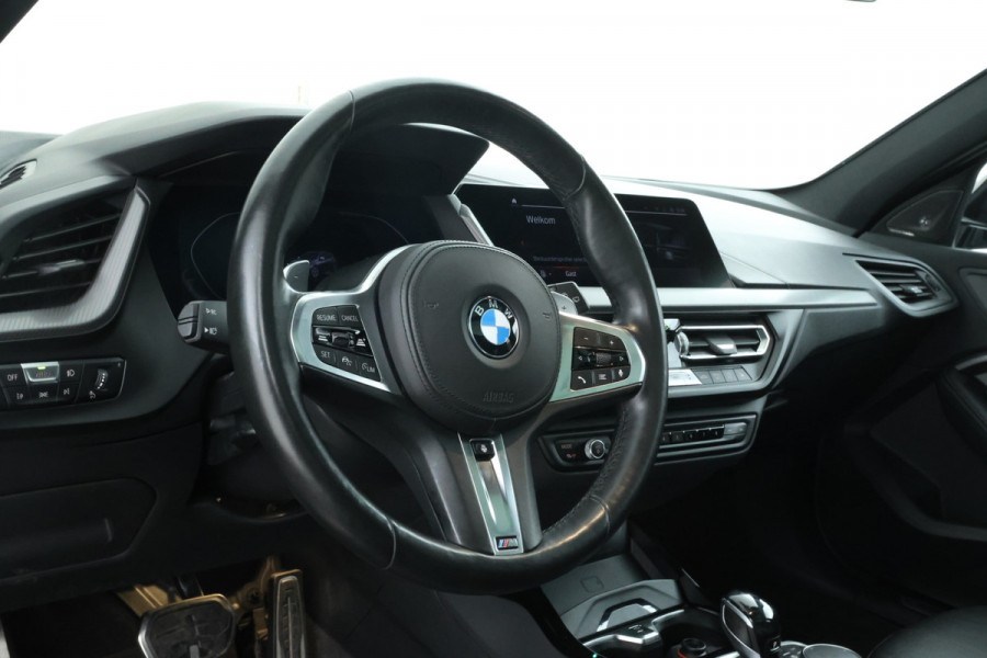 BMW 1-serie M135i xDrive High Executive Edition Head Up Display, Automaat, Panorama Dak!