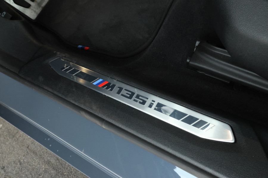 BMW 1-serie M135i xDrive High Executive Edition Head Up Display, Automaat, Panorama Dak!