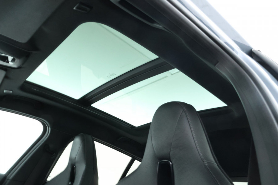 BMW 1-serie M135i xDrive High Executive Edition Head Up Display, Automaat, Panorama Dak!
