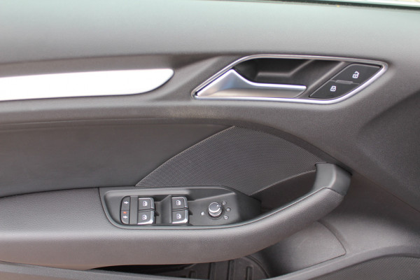 Audi A3 Sportback 1.0 TFSI Sport S Line Edition / Trekhaak / Navigatie / Parkeerhulp achter / Sportstoelen / Cruise Control / LED Koplampen