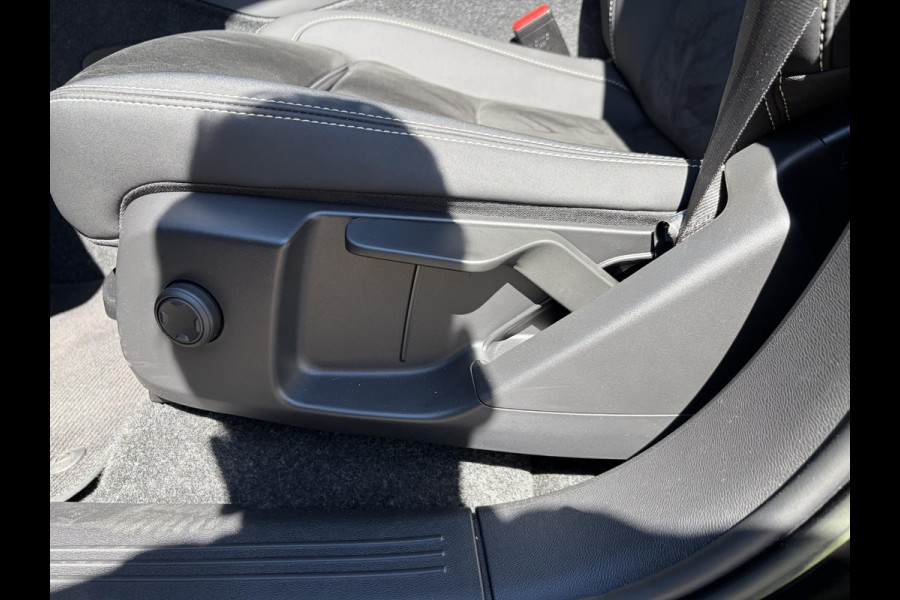 Volvo XC40 Core Recharge Pure Electric 2WD SOH 98% | STOEL STUUR VERWARMING | RIJKLAAR MET 12 MND BOVAG GARANTIE | ACHTERUITRIJCAMERA | CRUISE |
