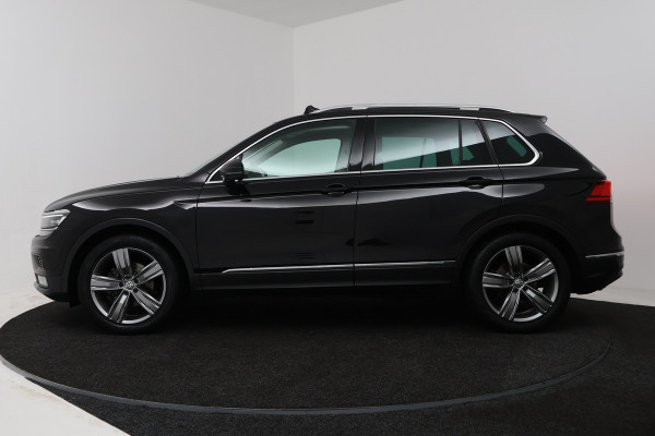 Volkswagen Tiguan 1.4 TSI ACT Highline (PANORAMADAK, CAMERA, DIGITALE COCKPIT, TREKHAAK WEGKLAPBAAR, MASSAGE STOELEN)