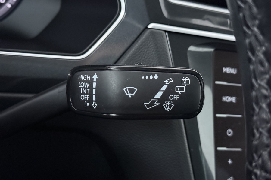 Volkswagen Tiguan 1.4 TSI ACT Highline (PANORAMADAK, CAMERA, DIGITALE COCKPIT, TREKHAAK WEGKLAPBAAR, MASSAGE STOELEN)