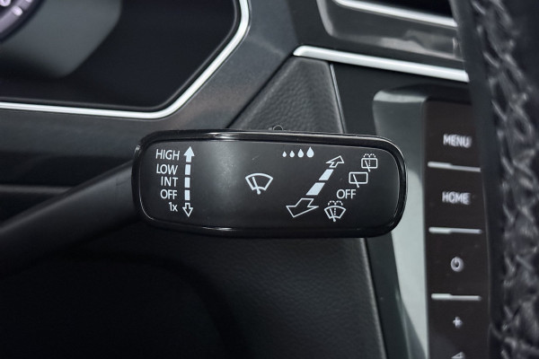 Volkswagen Tiguan 1.4 TSI ACT Highline (PANORAMADAK, CAMERA, DIGITALE COCKPIT, TREKHAAK WEGKLAPBAAR, MASSAGE STOELEN)