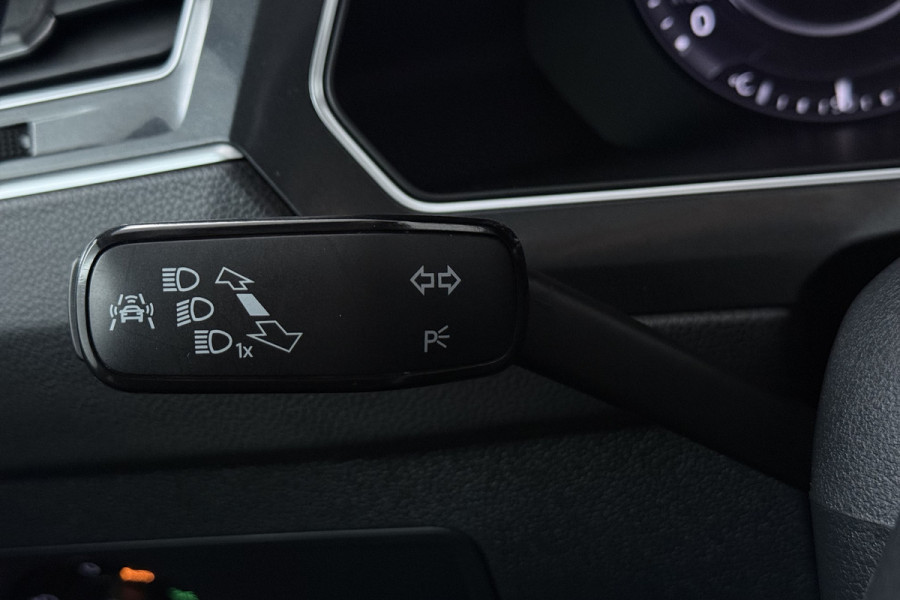 Volkswagen Tiguan 1.4 TSI ACT Highline (PANORAMADAK, CAMERA, DIGITALE COCKPIT, TREKHAAK WEGKLAPBAAR, MASSAGE STOELEN)