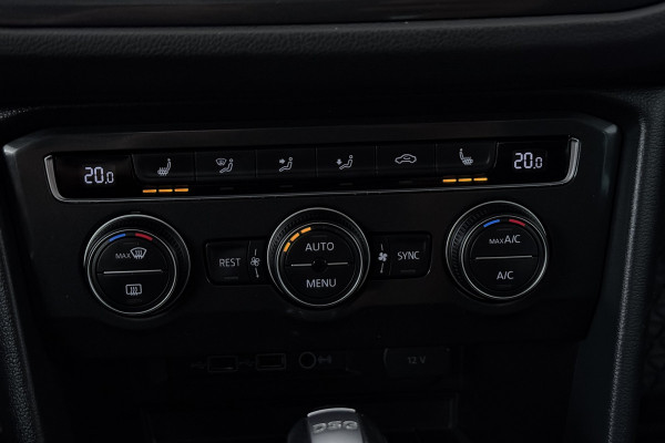 Volkswagen Tiguan 1.4 TSI ACT Highline (PANORAMADAK, CAMERA, DIGITALE COCKPIT, TREKHAAK WEGKLAPBAAR, MASSAGE STOELEN)