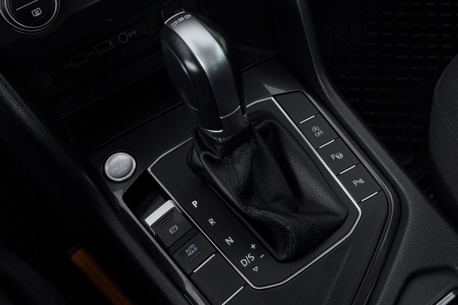 Volkswagen Tiguan 1.4 TSI ACT Highline (PANORAMADAK, CAMERA, DIGITALE COCKPIT, TREKHAAK WEGKLAPBAAR, MASSAGE STOELEN)