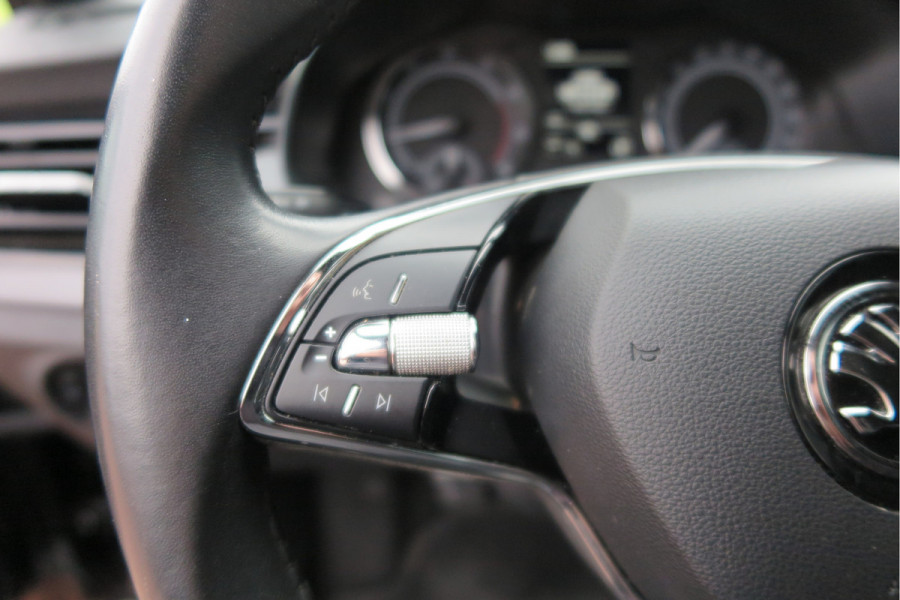 Škoda SCALA 1.0 TSI 110pk H6 Sport Business. Panoramadak , Led, Stoelverwarming, Achteruitrijcamera , PDC , Carplay , (navigatie via carplay) DAB+