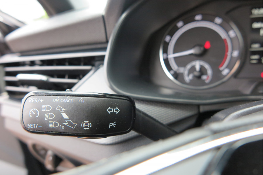 Škoda SCALA 1.0 TSI 110pk H6 Sport Business. Panoramadak , Led, Stoelverwarming, Achteruitrijcamera , PDC , Carplay , (navigatie via carplay) DAB+