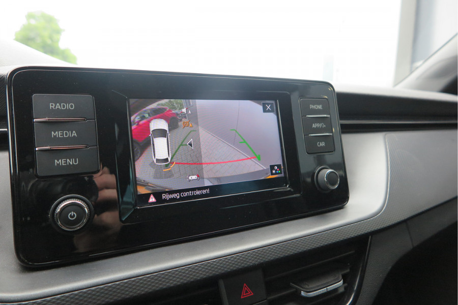 Škoda SCALA 1.0 TSI 110pk H6 Sport Business. Panoramadak , Led, Stoelverwarming, Achteruitrijcamera , PDC , Carplay , (navigatie via carplay) DAB+
