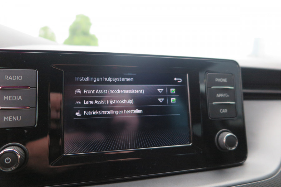 Škoda SCALA 1.0 TSI 110pk H6 Sport Business. Panoramadak , Led, Stoelverwarming, Achteruitrijcamera , PDC , Carplay , (navigatie via carplay) DAB+