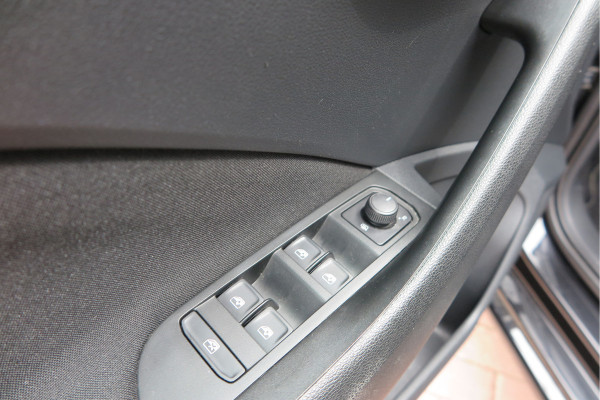 Škoda SCALA 1.0 TSI 110pk H6 Sport Business. Panoramadak , Led, Stoelverwarming, Achteruitrijcamera , PDC , Carplay , (navigatie via carplay) DAB+