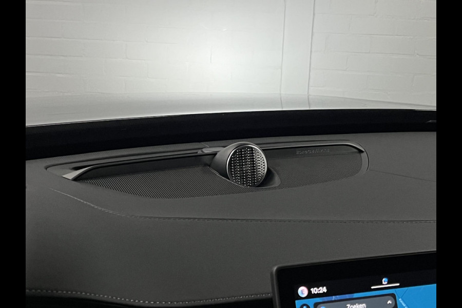 Volvo XC90 2.0 T8 Plug-in hybrid AWD Ultra Black Edition Luchtvering | Trekhaak | Open dak | Bowers & Wilkins | Massage | Stoelventilatie/-verwarming | 360 camera | Head-up | Blis | Google