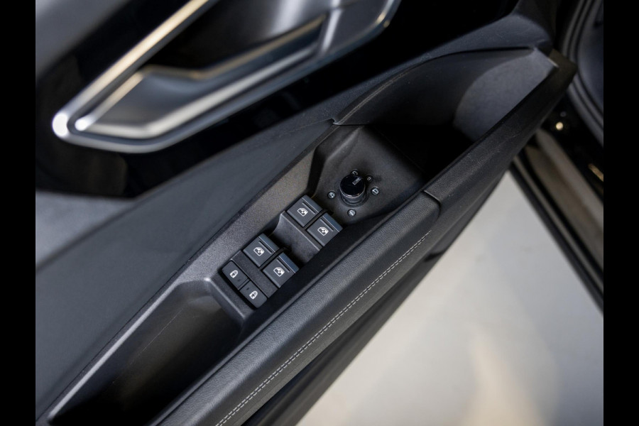 Audi Q4 e-tron 35 Launch edition 55 kWh 170pk / Panoramadak / Trekhaak / Lederen bekleding / Navigatie / Apple carplay /
