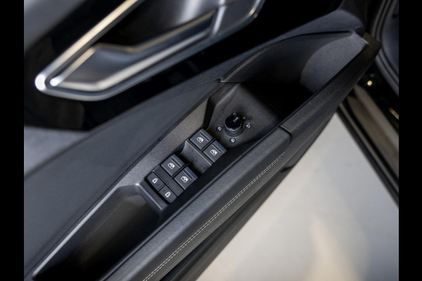 Audi Q4 e-tron 35 Launch edition 55 kWh 170pk / Panoramadak / Trekhaak / Lederen bekleding / Navigatie / Apple carplay /