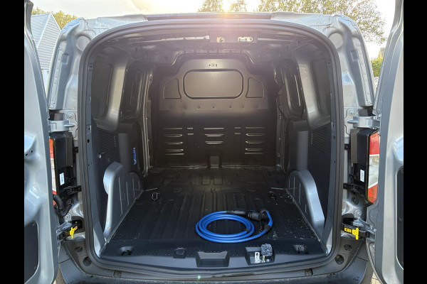 Ford E-Transit Courier Limited 46 kWh | 136pk | Adaptive cruise control | Navigatie | Laadvloerbescherming | Trekhaak | LED Laadruimteverlichting