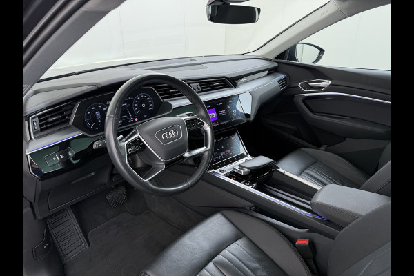 Audi e-tron 50 Quattro Panoramadak Adap.Cruise Leder Trekhaak Camera Apple Carplay Android Auto Lmv 21" Elek.Stoelen+Memory SOH 89% Navi Ecc Stoelverwarming Elek.Achterklep Pdc Led DAB Bluetooth Isofix Virtual Cockpit 1.800KG Trekgewicht Origineel Nederlandse Auto